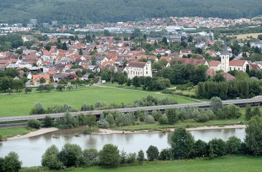 In Mosbach ist eine 18-Jährige am Sonntag aufgrund eines Fahrfehlers mit ihrem Wagen in den Neckar gefahren. (Symbolbild) Foto: dpa
