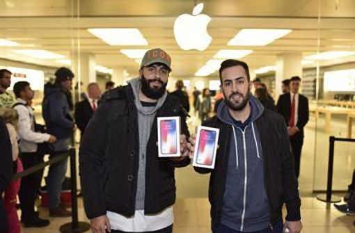 Die Brüder Tarkan und Volkan Dönmez aus Stuttgart waren einige der ersten Kunden, die den Apple Store mit einem iPhone X verließen. Foto: 7aktuell.de/Oskar Eyb