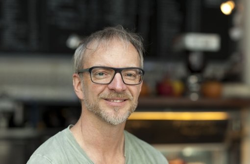 Inhaber Reiner Bocka darf in seinem Café Galào  Livekonzerte ausrichten. Foto: Horst Rudel