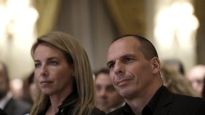 Der griechische Finanzminister Gianis Varoufakis und seine Frau Dane Stratou sind in einer Taverne in Athen von Vermummten angegriffen worden.  Foto: ANA-MPA