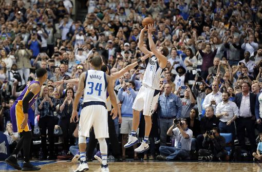 Der deutsche Basketball-Superstar Dirk Nowitzki knackte als erst sechster Spieler die Marke von 30.000 Punkten in der NBA. Foto: AP