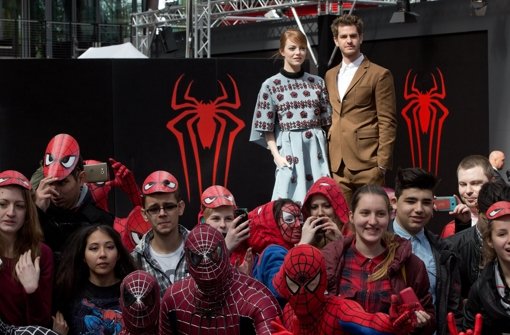 Die US-Schauspieler Emma Stone und Andrew Garfield posieren vor Fans anlässlich der Deutschlandpremiere des Kinofilms Spider-Man 2: Rise of Electro am Dienstag in Berlin. Foto: dpa