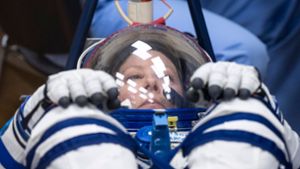Die Nasa-Astronautin Tracy Dyson lässt den Druck ihres Sokol-Anzugs überprüfen. Foto: Bill Ingalls/NASA/dpa