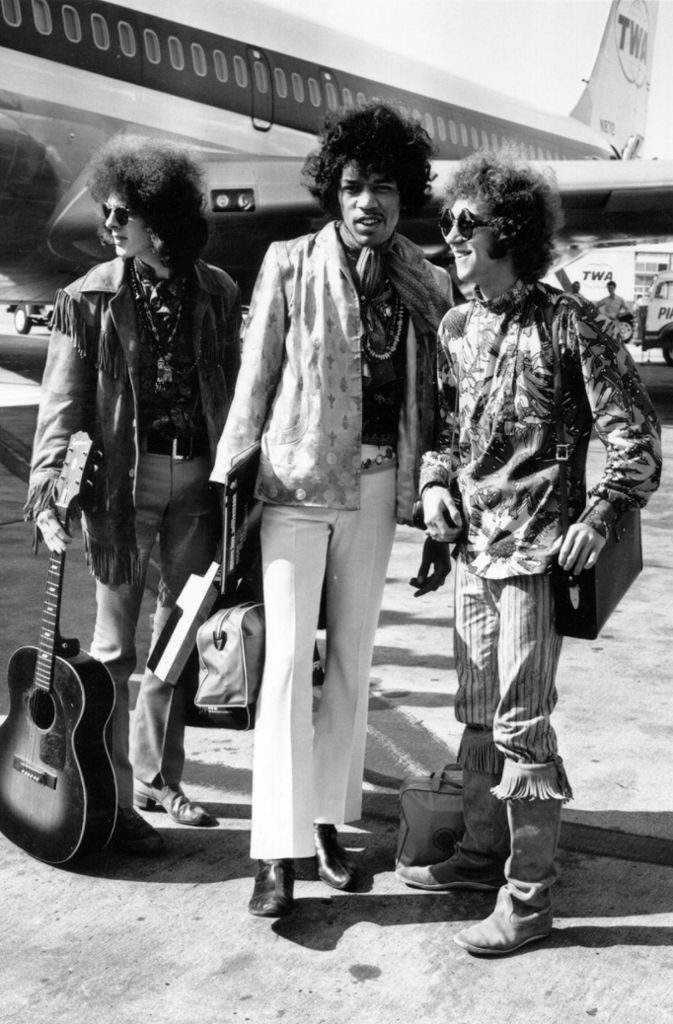 „Woodstock“: Geschrieben von der göttlichen Joni Mitchell, vielfach gecovert und nun auf dem aktuellen Album „Both Sides of the Sky“ endlich auch in einer Version von Jimi Hendrix zu hören. Ein wunderbares Stück musikalischer Zeitgeschichte, bestechend interpretiert.
