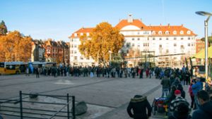 Eine lange Schlange vor dem Impfbus auf dem Marienplatz am 21. November Foto: 7aktuell// Andreas Werner