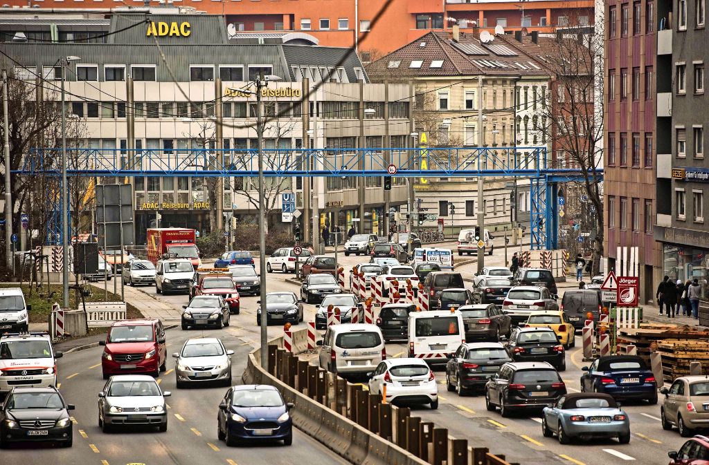 Die Verkehrsmenge am Neckartor müsste laut Gerichtsvergleich im nächsten Jahr an Feinstaub-Alarmtagen um 20 Prozent sinken.