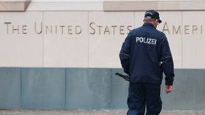 Polizist vor der amerikanischen Botschaft in Berlin. Foto: dpa