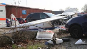 Der Sportflieger stürzte auf einen Parkplatz Foto: dpa