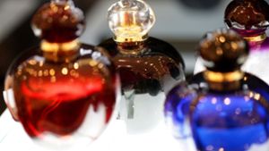 Parfümdieb verletzt eine Verkäuferin
