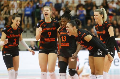 Die Stuttgarter Volleyballerinnen bejubeln ihren Sieg im Bundesliga-Spitzenspiel. Foto: Baumann