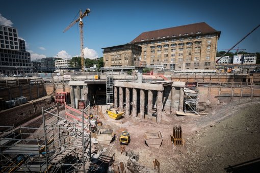 Unter dem Gebäude der ehemaligen Bahndirektion werden derzeit Tunnel für Stuttgart 21 gebaut. Foto: Lichtgut/Achim Zweygarth