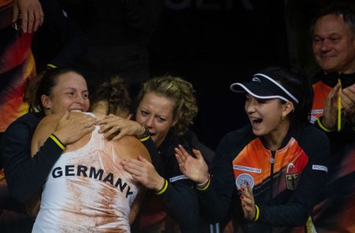 Große Emotionen: Das deutsche Team bejubelt den Sieg von Jule Niemeier Foto: dpa/Christoph Schmidt