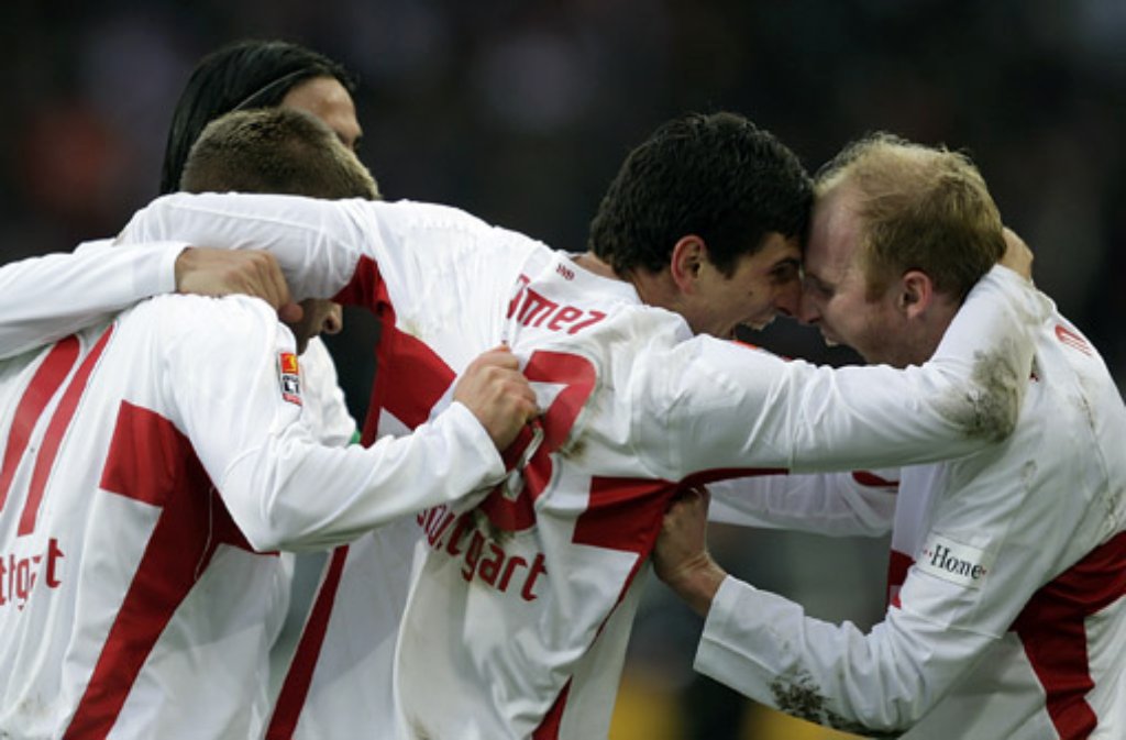 In der Hinrunde der Saison 2007/2008 hat der VfB das Südderby ebenfalls für sich entschieden, 3:1 gewinnen die Schwaben zu Hause. Damals mit zwei Treffern auf der Torschützenliste: Mario Gomez (Mitte).