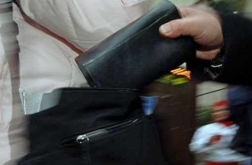Zwei Frauen haben die Handtasche und den Geldbeutel eines Ehepaars gestohlen (Symbolbild). Foto: dpa