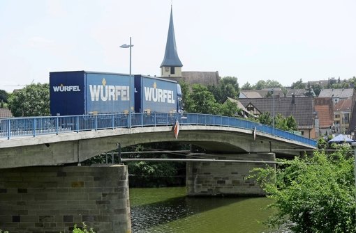 Ein Bild aus vergangenen Tagen – der Weg über den Neckar ist inzwischen für Lastwagen tabu. Foto: Archiv (Werner Kuhnle)
