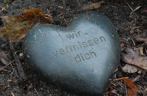 Symbol des Abschieds: Ein Herz aus Stein liegt an einem Grab auf dem Ohlsdorfer Friedhof in Hamburg. Foto: dpa