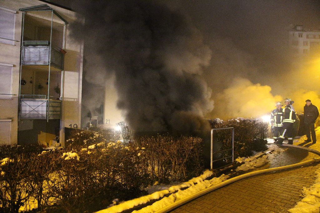 Mindestens 18 Menschen sind bei einem Feuer in einer Tiefgarage in Stuttgart-Neugereut am Neujahrsmorgen verletzt worden. Die Ermittlungen dauern an. Foto: www.7aktuell.de
