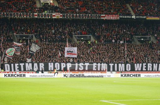 Es wurde politisch beim VfB Stuttgart – verschiedene Banner beherrschten das Geschehen abseits des Rasens. Foto: Pressefoto Baumann/Hansjürgen Britsch