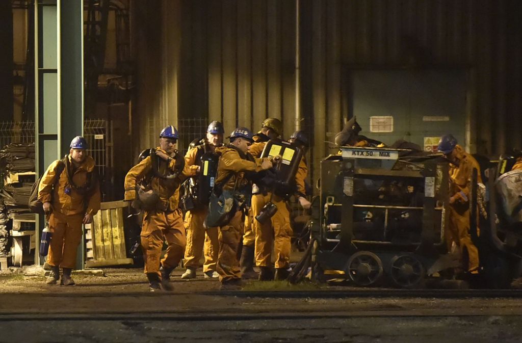 Rettungskräfte sind nach dem schweren Grubenunglück in der Steinkohlemine in Karvina im Einsatz. Die Stadt im Osten des Landes ist ein wichtiger Standort der tschechischen Schwerindustrie.