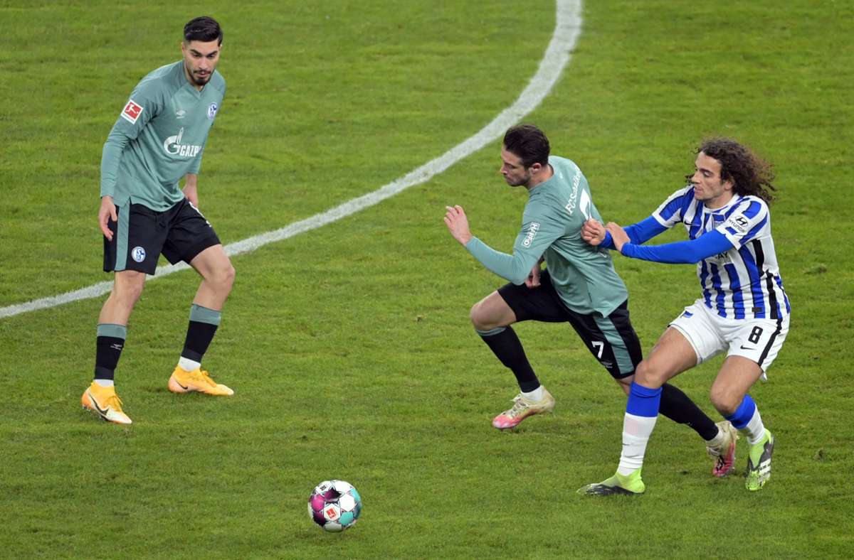 Matteo Guendouzi (r) von Hertha hält gegen Mark Uth  von Schalke. Foto: dpa/Soeren Stache