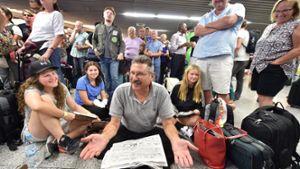 Viele Passagiere sitzen am Flughafen fest. Foto: dpa