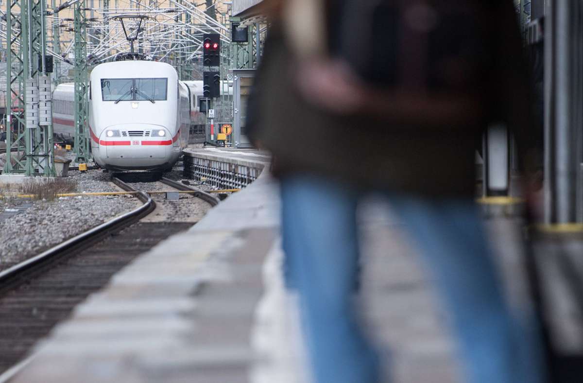 Am Stuttgarter Hauptbahnhof soll der 48-Jährige den Zugbegleiter beleidigt haben (Symbolbild). Foto: dpa/Sebastian Gollnow