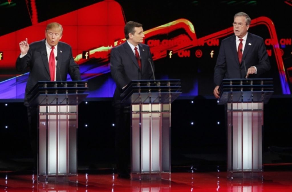 Donald Trump (links) und Jeb Bush (rechts, in der Mitte Ted Cruz) haben sich in der Debatte nichts Nettes zu sagen.