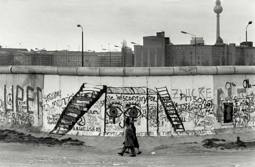 Tristesse mitten in  Berlin im April 1984. Der  Mauer  gewannen auf der  Westseite allein Graffitisprayer etwas ab . . . Foto: AFP/Joel Robine