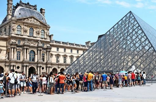 Schritt für Schritt für . . . Wer den Louvre von innen sehen will, bekommt ein anderes Zeitgefühl. Foto: AFP