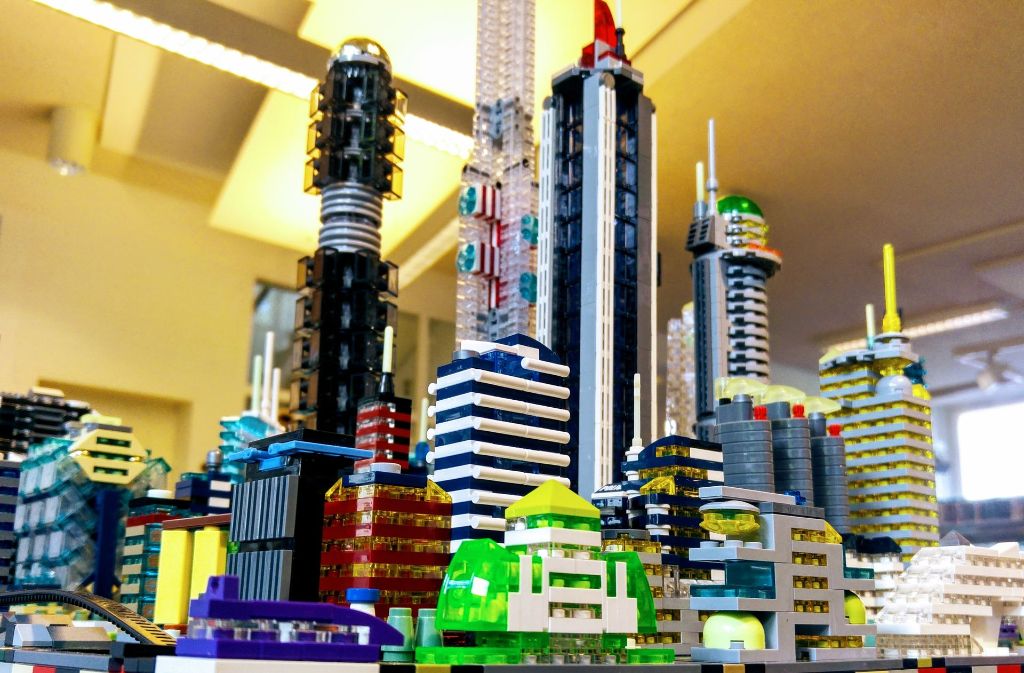 Eine futuristische Hochhaus-Stadt aus  Lego ...