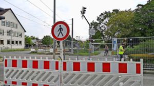 Gesperrt: Drei Wochen lang müssen auch Radler und Fußgänger an der Esslinger Straße einen Umweg in Kauf nehmen. Foto: Patricia Sigerist