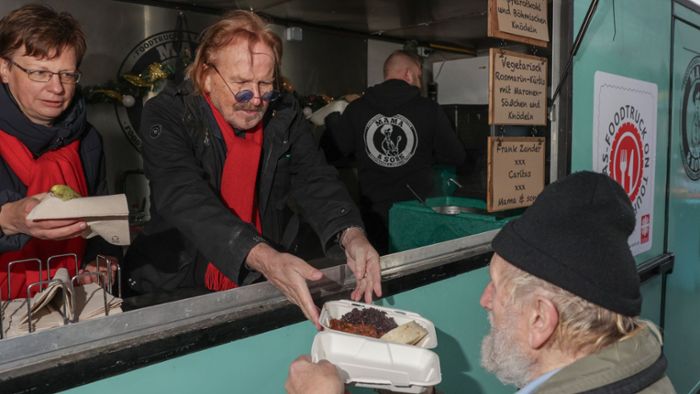 Frank Zander verteilt mit Prominenten Essen an Bedürftige