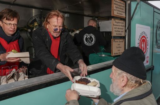 Frank Zander verteilt wieder Essen an bedürftige Menschen. Foto: dpa/Jörg Carstensen
