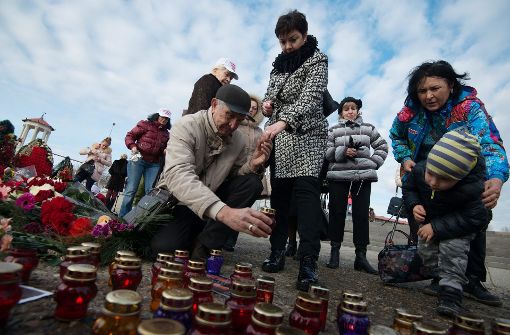 Bewohner von Sotschi stellen in Gedenken an die Opfer des Absturzes Kerzen auf. (Archivfoto) Foto: EPA