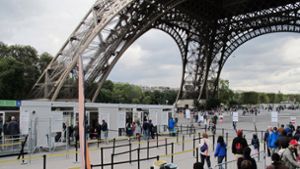 An zwei Seiten des Pariser Wahrzeichens werden rund zweieinhalb Meter hohe Glasmauern errichtet. Foto: dpa