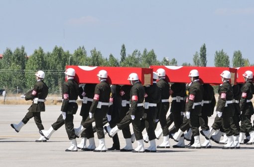 Türkische Soldaten tragen Särge der  gestern bei einem Anschlag der PKK getöteten Kameraden. Foto: dpa