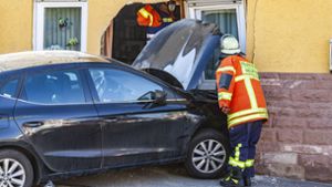 Autofahrerin verliert Kontrolle über Auto und kracht in Wohnzimmer