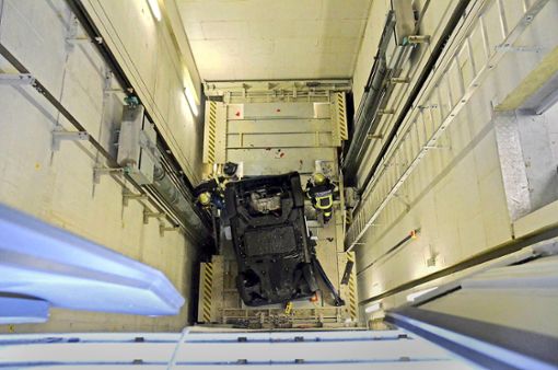 In die Tiefe geblickt: Im Aufzugsschacht einer Tiefgarage  liegt ein Smart. Foto: Feuerwehr Stuttgart