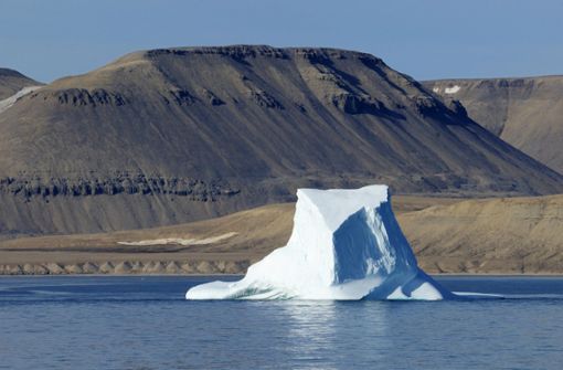 Ein kleiner Eisberg treibt durch den  Landcastersund, die „Serengeti der Arktis“. Foto: mauritius images