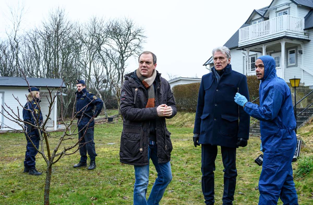 Kommissar Robert Anders (Walter Sittler, 2.v.r.) und seine Kollegen (Andy Gätjen, M.) untersuchen Haus und Garten des Toten, bei dem vor dem Mord eingebrochen wurde.