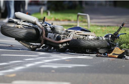 Bei Ditzingen ist ein Mann mit seinem Motorrad schwer gestürzt (Symbolbild). Foto: picture alliance/dpa/David Young