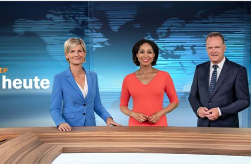 Barbara Hahlweg, Jana Pareigis und Christian Sievers, die im Wechsel die „heute“-Sendung um 19.00 Uhr präsentieren, stehen im runderneuerten ZDF-Nachrichtenstudio. Foto: dpa/Jana Kay