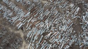 Ein ukrainischer Staatsanwalt untersucht Fragmente russischer Raketen, die zur Untersuchung russischer Militärverbrechen in Charkiw gesammelt wurden. Foto: Efrem Lukatsky/AP/dpa