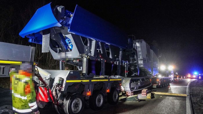 76 Tonnen schwere Maschine rutscht von Schwertransport auf die Fahrbahn