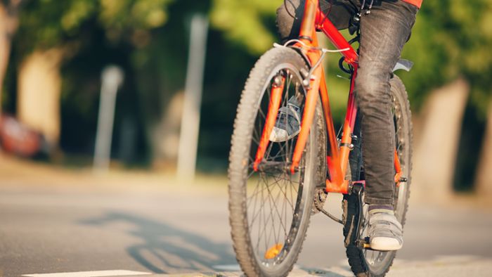Radfahrer und Auto kollidieren – Zehnjähriger schwer verletzt