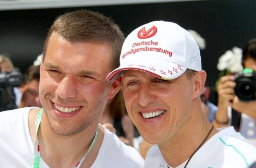 Michael Schumacher (rechts) mit Arsenal-Star Lukas Podolski. Foto: DPA