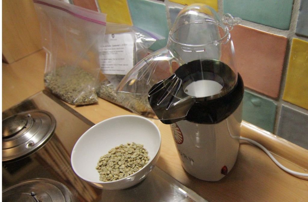 Um selber Kaffee zu rösten, braucht man nur grüne Kaffeebohnen und eine Popcornmaschine. Die Bilderstrecke zeigt, wie’s geht. Foto: Jan Georg Plavec