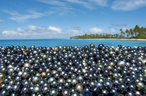 Was ist schöner? Die Perlen oder  das Meer? Foto: Helge Ben/l