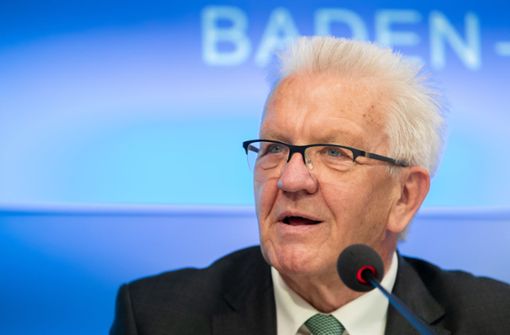 Ministerpräsident Kretschmann bekräftigt das Verbot von Volksfesten. Foto: dpa/Christoph Schmidt
