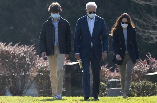 Joe Biden (Mitte) geht gemeinsam mit seinem Enkel Hunter (links) und seiner Tochter Ashley  zu den Gräbern seiner verstorbenen Familienangehörigen. Foto: dpa/Brian Branch Price
